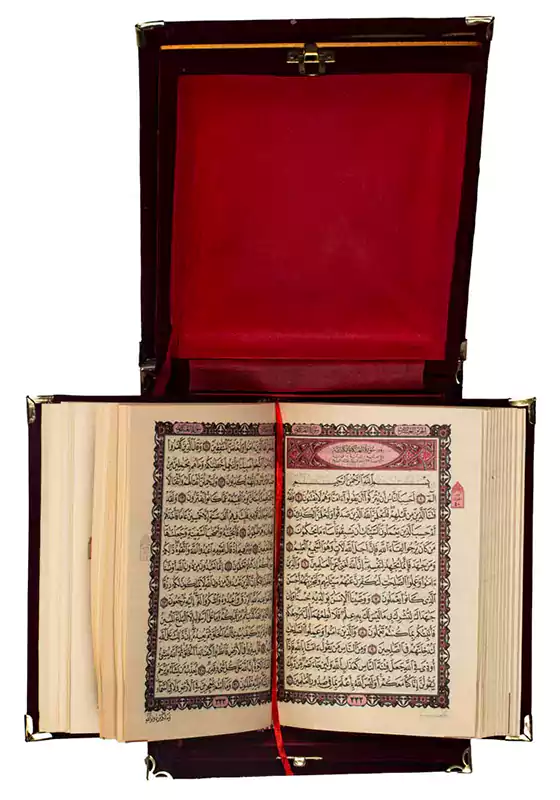مصحف كامل الأجزاء، صغير، في علبة، أحمر