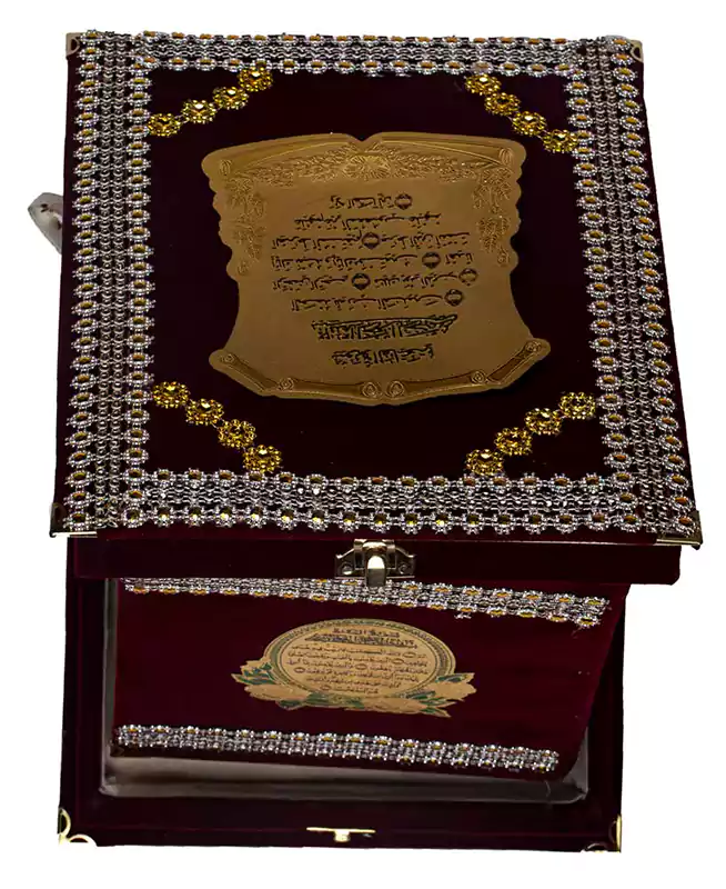 مصحف كامل الأجزاء ، وسط ، في علبة، أحمر