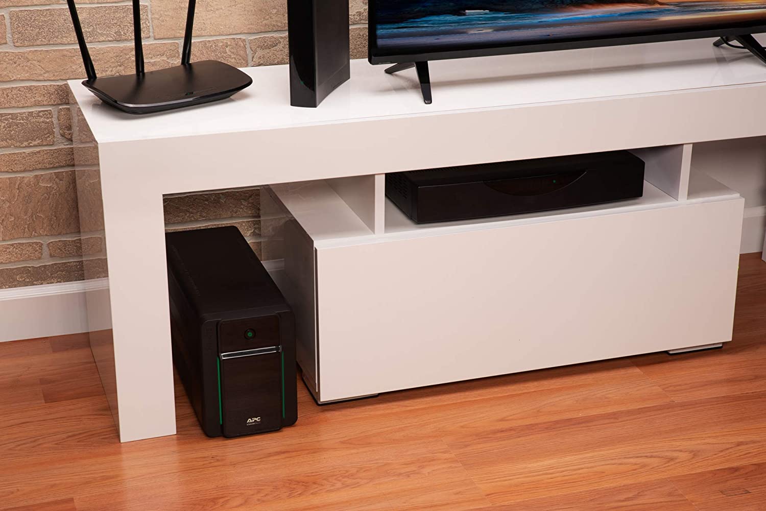 وحدة تزويد الطاقة اللامنقطعة UPS أيه بي سي شنايدر، 2200 فولت أمبير، 230 فولت، منظم جهد كهربائي أوتوماتيك، BVX2200LI-GR