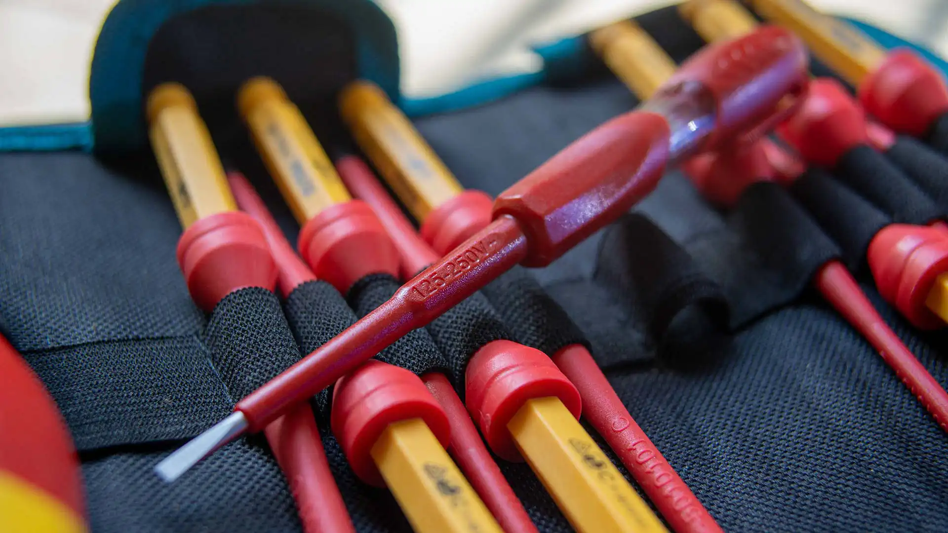 طقم مفكات معزول توتال 12 قطعة  قابل للتبديل ، THKISD1201