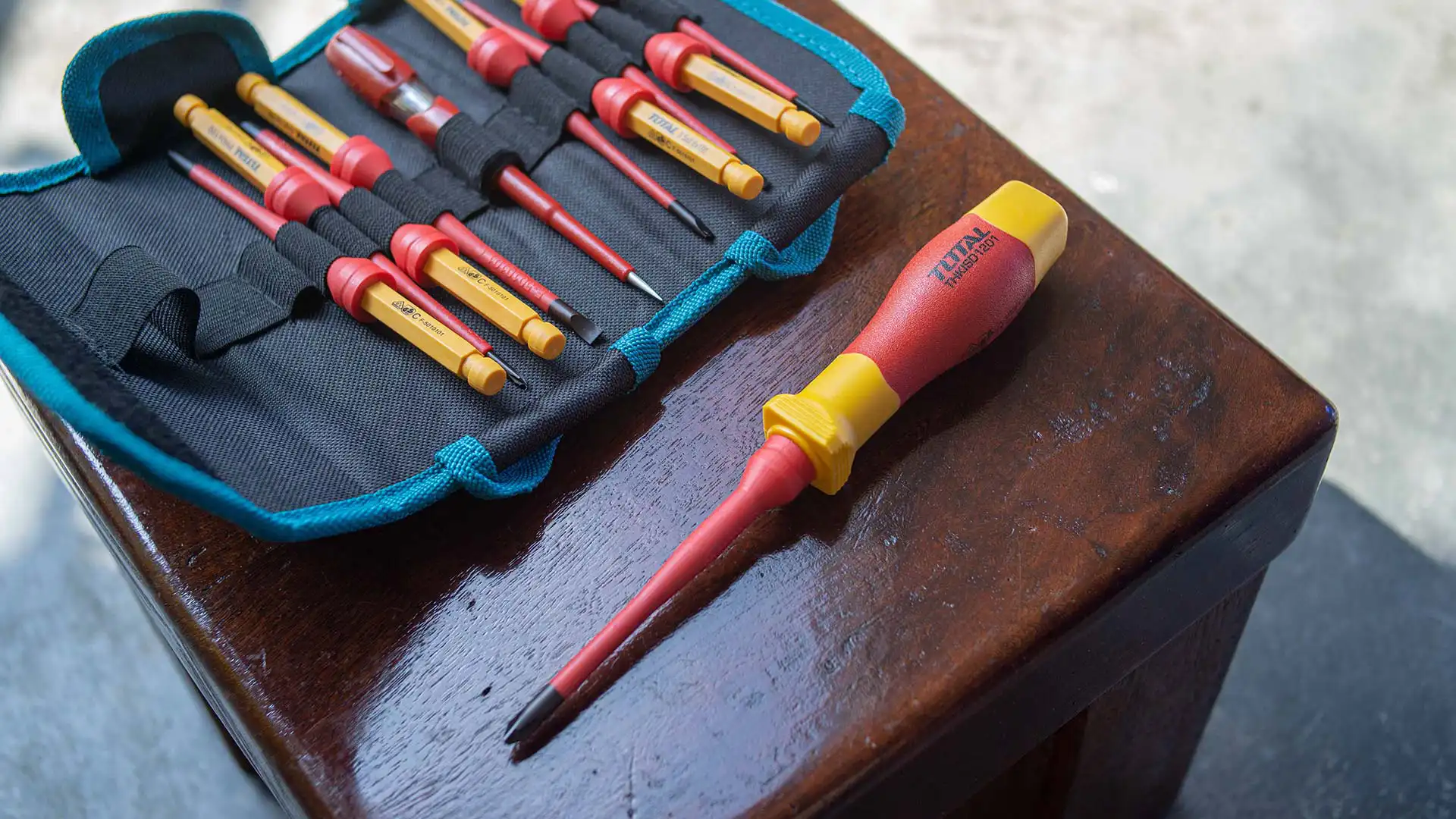 طقم مفكات معزول توتال 12 قطعة  قابل للتبديل ، THKISD1201