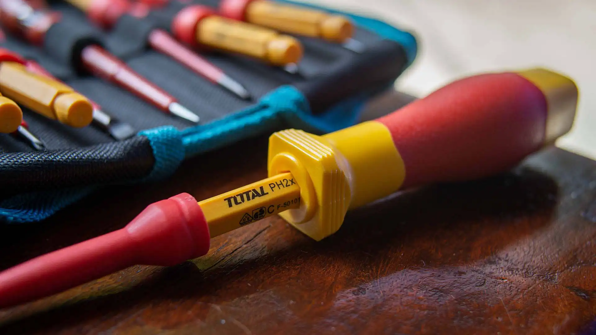 طقم مفكات معزول توتال 12 قطعة  قابل للتبديل ، THKISD1201