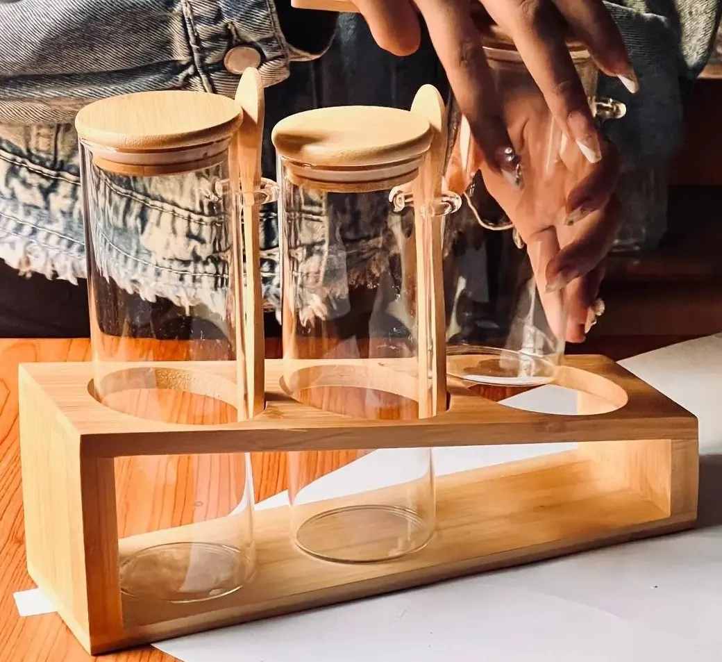 طقم توابل زجاج بغطاء وملعقة واستاند خشب ،3قطع، بيج