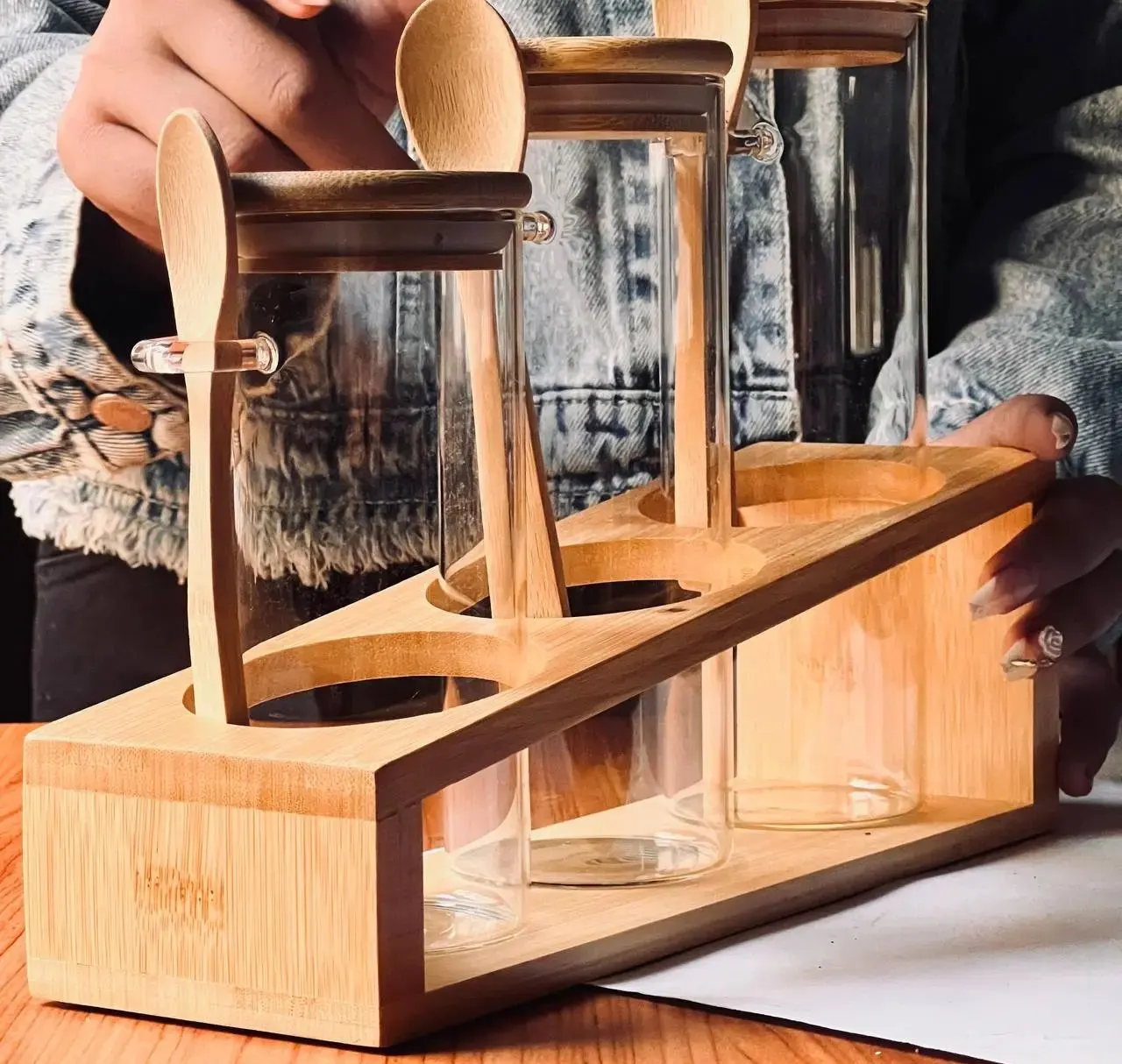 طقم توابل زجاج بغطاء وملعقة واستاند خشب ،3قطع، بيج