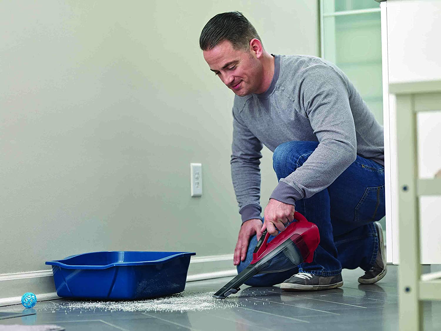 مكنسة كهربائية يد بلاك اند ديكر محمولة ببطارية ليثيوم، قابلة لاعادة الشحن مع شاحن جاك، 10.8 فولت، أحمر×أسود ، DVA315J