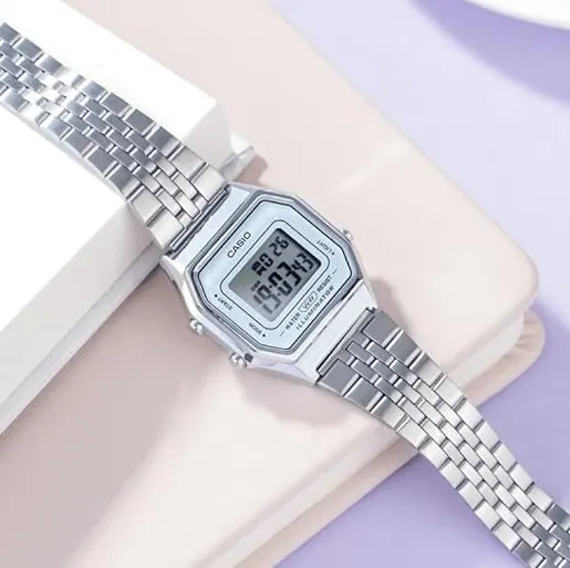 ساعة كاسيو رقمية للنساء، مينا فضية، سوار ستانلس ستيل فضي، LA680WA-7