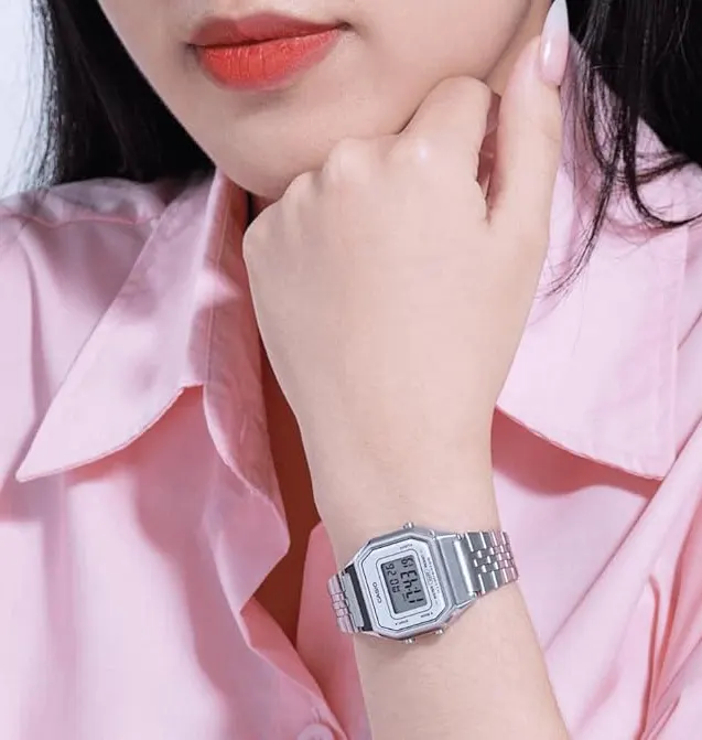 ساعة كاسيو رقمية للنساء، مينا فضية، سوار ستانلس ستيل فضي، LA680WA-7