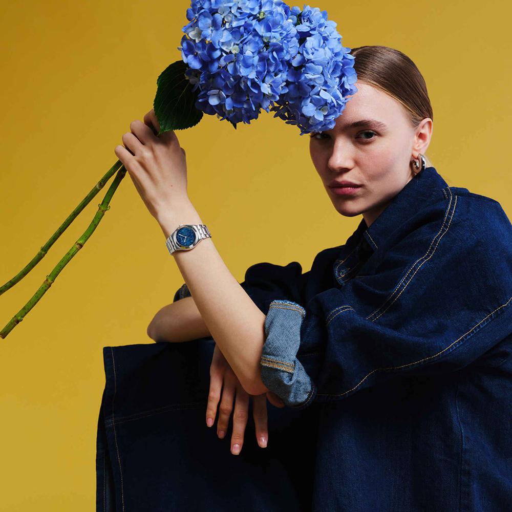 ساعة يد سواتش للنساء ، ميناء أزرق مصقول، عقارب دائرية ، سوار استانلس ستيل فضي ، ساعة يد تناظرية ، فضي ، YLS235G