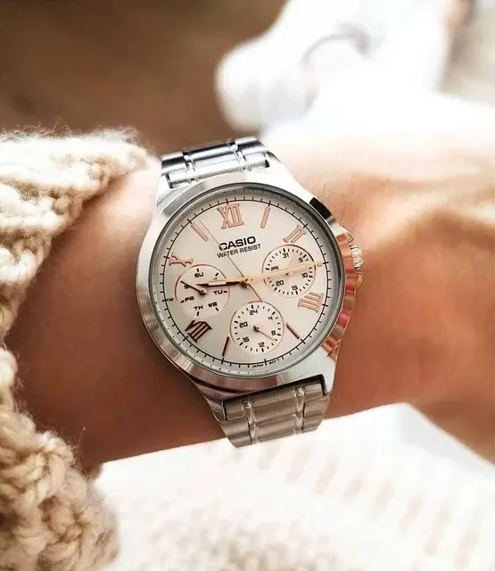 ساعة كاسيو للنساء، مينا ابيض، عقارب دائرية، سوار ستانلس ستيل فضي، ساعة يد تناظرية، فضي، LTP-V300D-7A2UDF