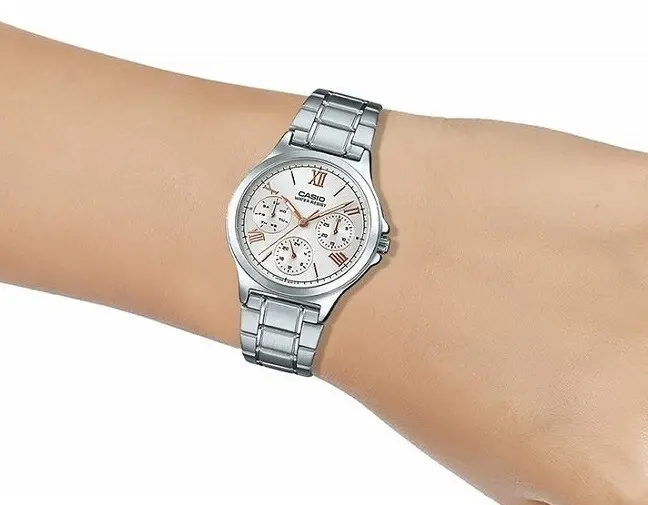ساعة كاسيو للنساء، مينا ابيض، عقارب دائرية، سوار ستانلس ستيل فضي، ساعة يد تناظرية، فضي، LTP-V300D-7A2UDF