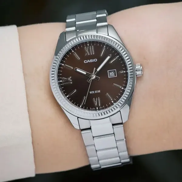 ساعة كاسيو للنساء، مينا بني، عقارب دائرية، سوار ستانلس ستيل فضي، LTP-1302DD-5AVDF