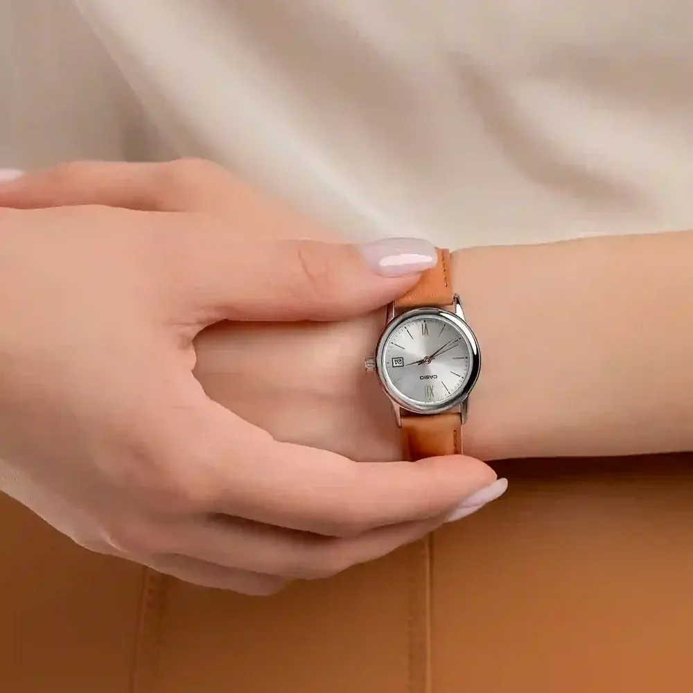 ساعه كاسيو نسائي، مينا فضي، عقارب، سوار جلد بني, LTP-V002L-7B3UDF