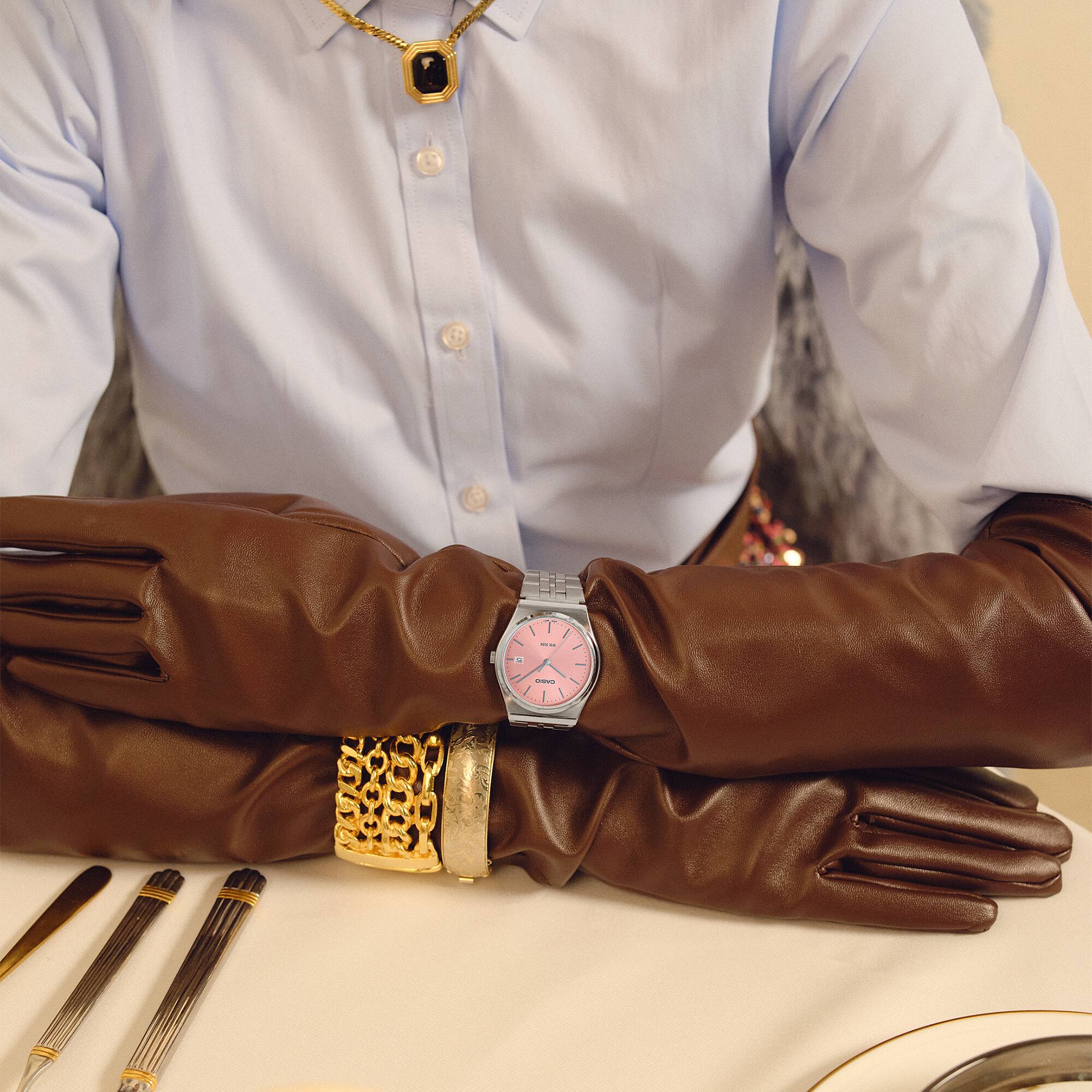 ساعة كاسيو للنساء، مينا بينك، عقارب دائرية، سوار ستانلس ستيل فضي، MTP-B145D-4AVDF