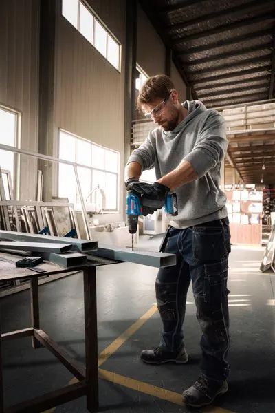 شنيور بوش ، ببطارية 18 فولت ليثيوم أيون ، مع شاحن ، مع ملحقات 43 قطعة وعلبة بوش ، GSB 183-LI